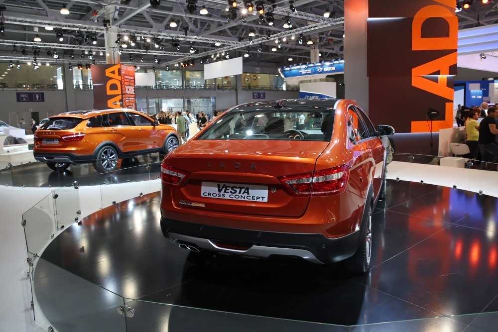 АВТОВАЗ пересмотрел состав комплектаций автомобилей семейства Лада Веста. Теперь стартовые версии стали еще доступнее на 20-51 тысячу рублей. Седан LADA