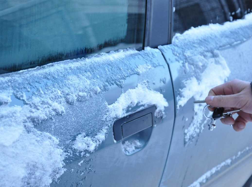 Замерз замок в машине, что делать? 5 способов открыть двери автомобиля, если замки замёрзли