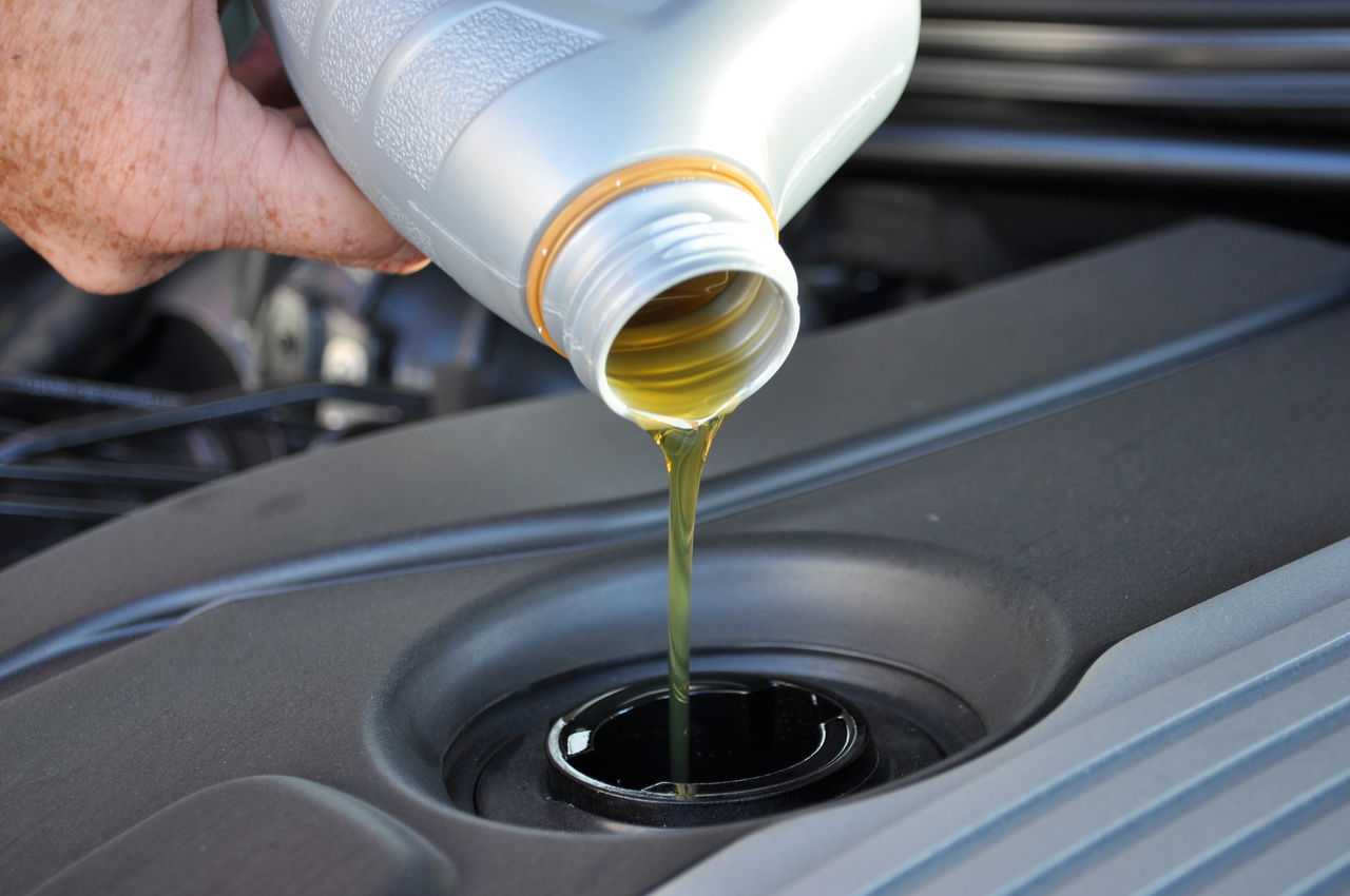 Узнайте как часто нужно менять масло в двигателе вашего автомобиля Полезные советы и рекомендации по эксплуатации