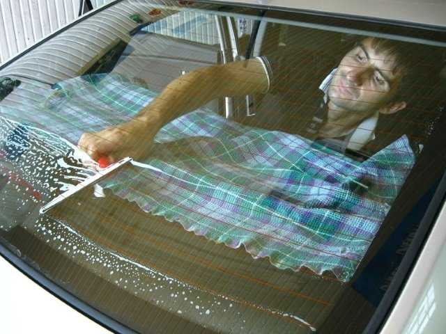 Как самостоятельно снять тонировку стекол автомобил
