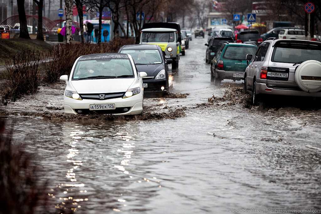 Всем знакома ситуация, когда после дождя в салон автомобиля попадает вода. Что доставляет массу неудобств и водителю, и впереди сидящему пассажиру. 