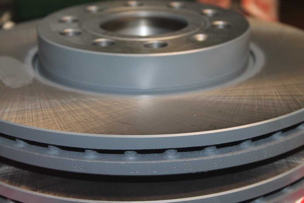 Активная безопасность Hyundai Sonata - тормозные диски колодки вакуумный усилитель тормозов ГТЦ трубки + антиблокировочная система торможения (ABS)