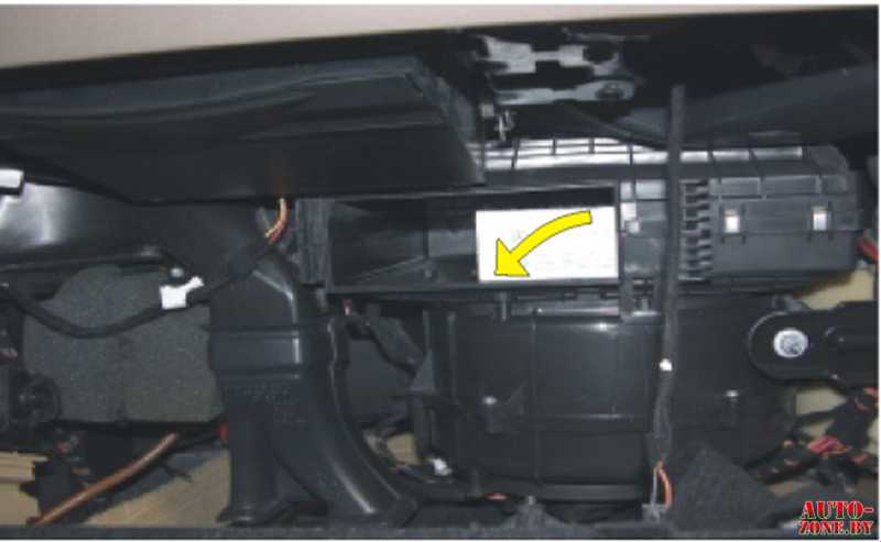Установленный в автомобиле салонный фильтр выполняет определенные задачи, а именно очищает воздух в салоне авто, а также является своего рода пылесборником.