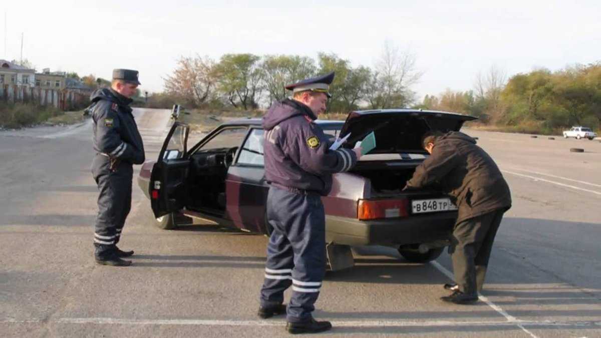 Инспектор дпс пытается проверить багажник – как себя вести водителю?