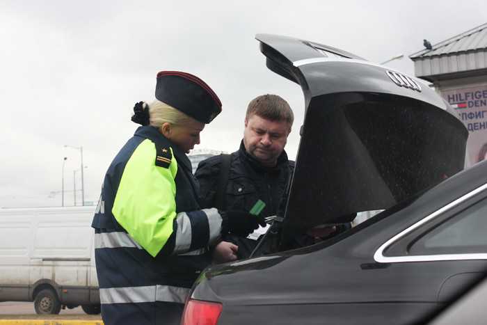 Обязан ли водитель открывать багажник инспектору гибдд?