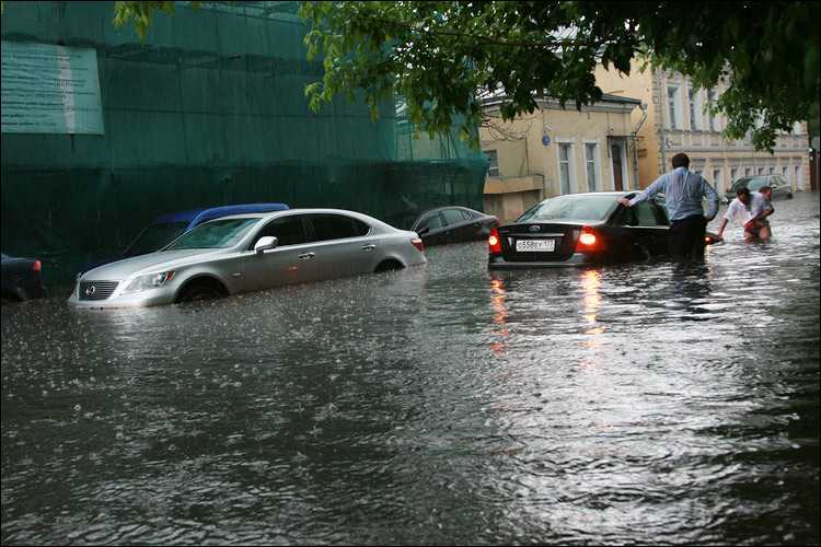 Аквапланирование автомобиля - эффект дождя и лужи
