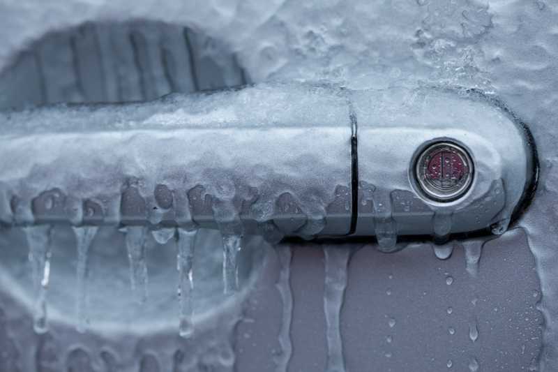 Как открыть замерзшую дверь автомобиля? что делать, если замерзает замок двери?