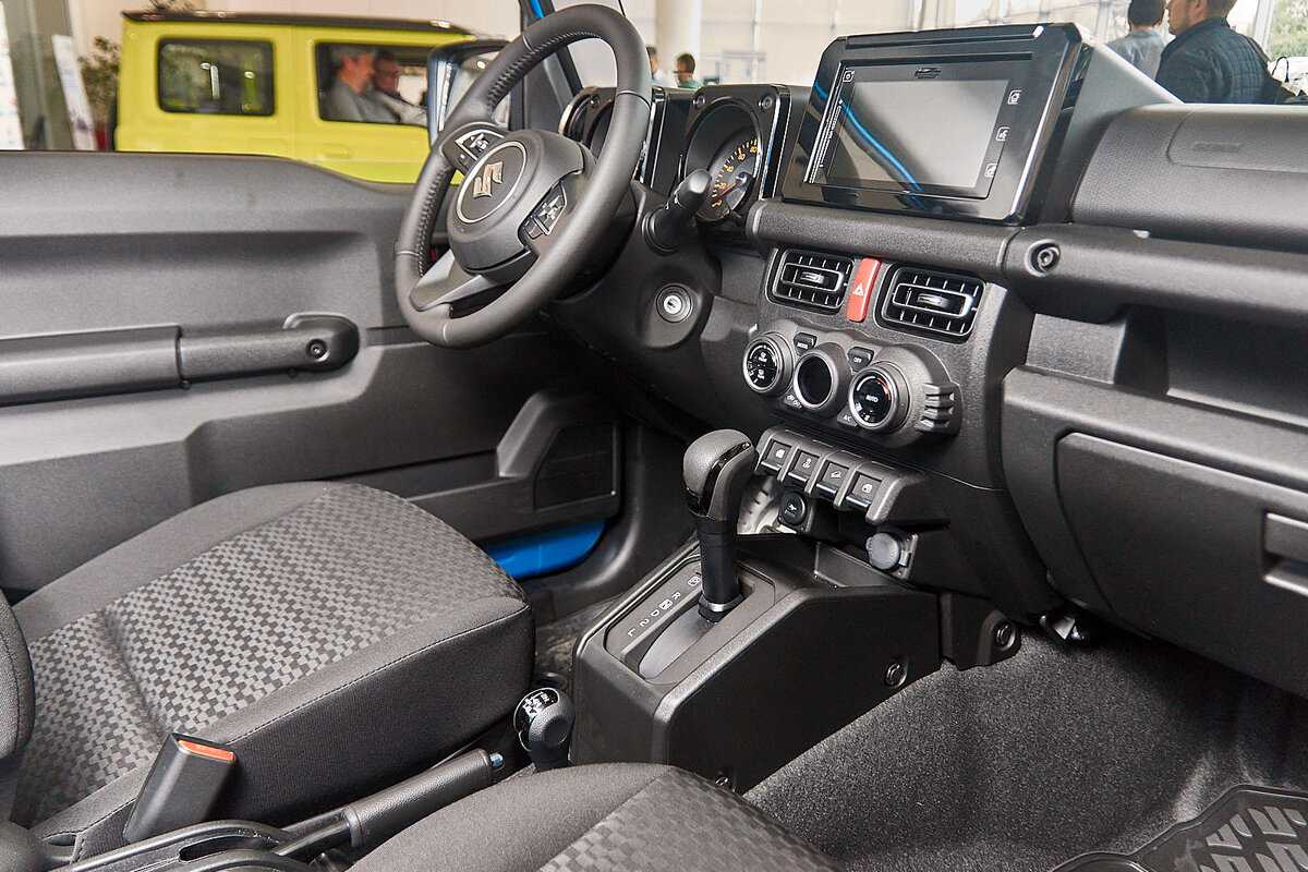 Suzuki jimny 2020 года — компактный внедорожник повышенной проходимости с рамой и полным приводом за 1,36 миллиона рублей