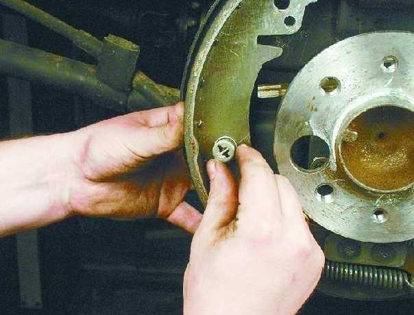 Замена тормозных колодок передних колес ваз-2106 в картинках