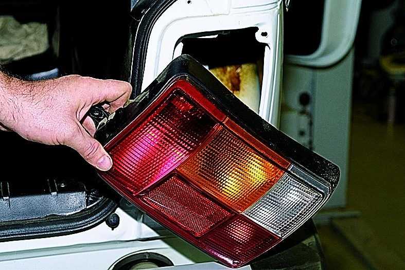 Замена ламп в заднем комбинированном фонаре ford expedition | ford f-150 x в картинках