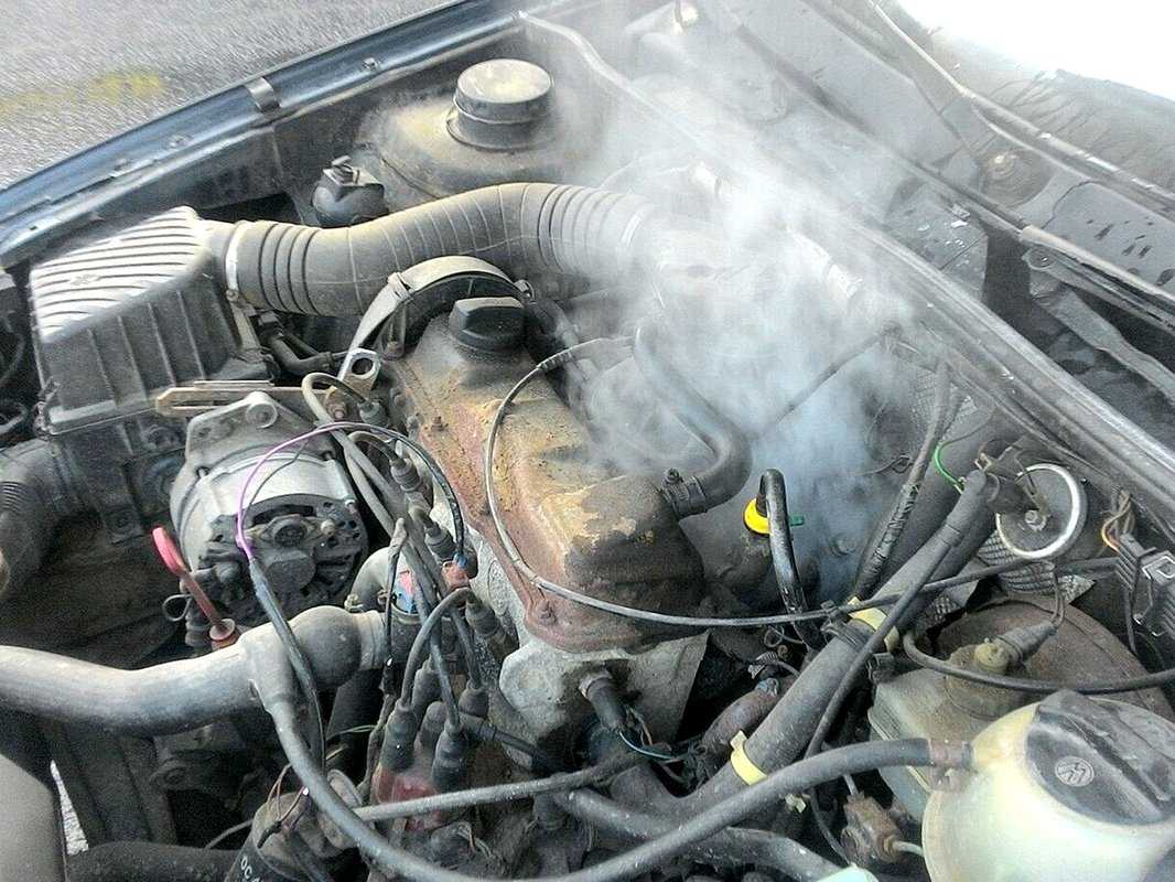 Дым из под капота и запах в машине: причины, методы устранения, профилактика