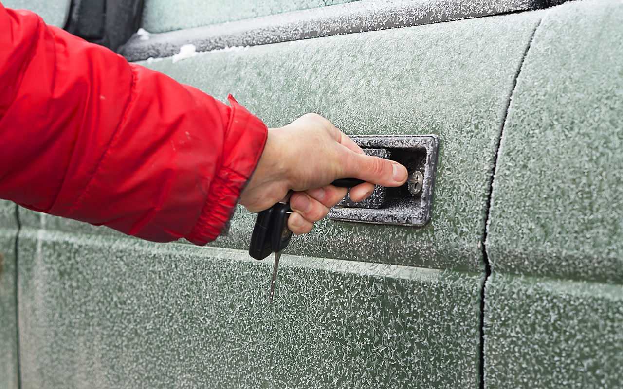 Как открыть замерзший замок машины, и что делать, если примерзла дверь?