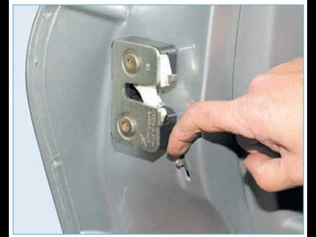 Как открыть и отремонтировать заклинившую дверь ВАЗ 2109? Вопрос как открыть заклинило двери ВАЗ-2109, появляется у автомобилистов довольно периодически.