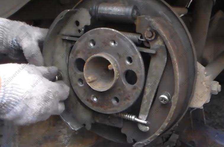 Замена тормозных колодок задних колес ваз-2106 в картинках