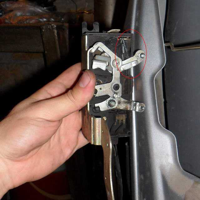 Дверь авто захлопнулась, а ключи остались внутри: как выйти из ситуации
