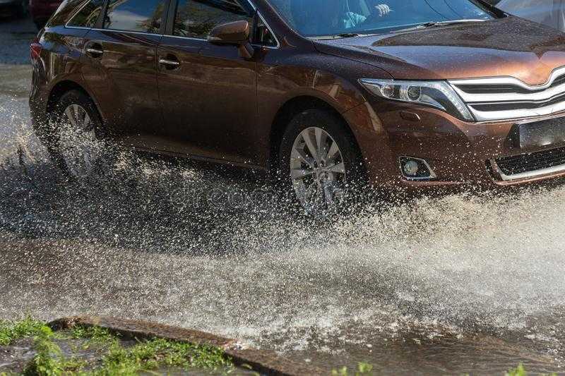 Всем знакома ситуация, когда после дождя в салон автомобиля попадает вода. Что доставляет массу неудобств и водителю, и впереди сидящему пассажиру. 