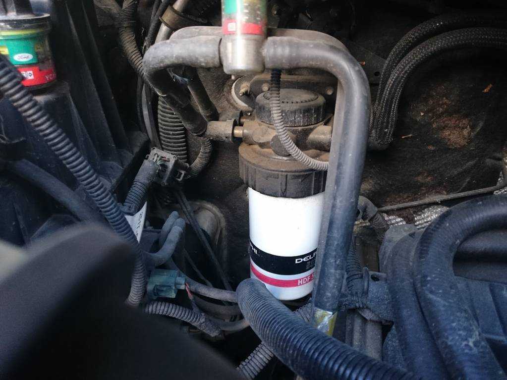 Для того чтобы топливо попадающее в двигатель очищалось от примесей необходимо топливный фильтр