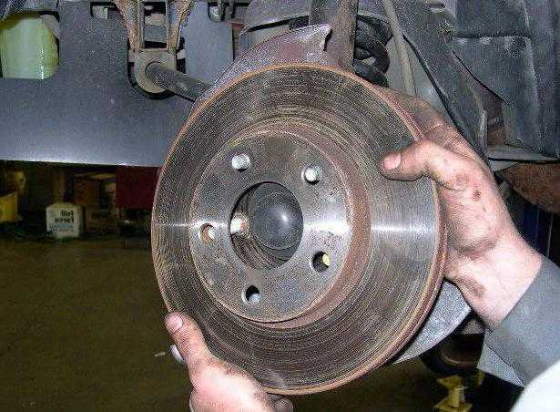 Как самостоятельно заменить тормозные диски и колодки