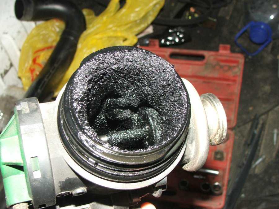Выходит масло из сапуна дизельного двигателя. причины выхода смазки и способы устранения появившегося дефекта