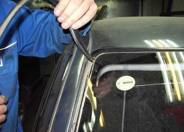 Почему потеют окна в машине и как это устранить