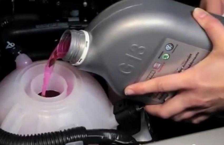 Когда менять тосол в автомобиле или заливать свежий антифриз: когда нужна замена охлаждающей жидкости