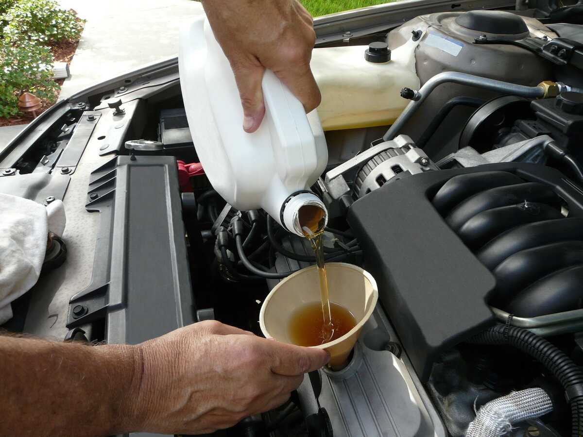 Двигатель автомобиля ест масло – обзор основных причин и их решение