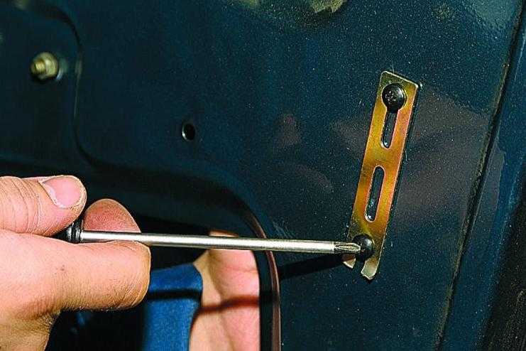 Как открыть багажник автомобиля без ключа
