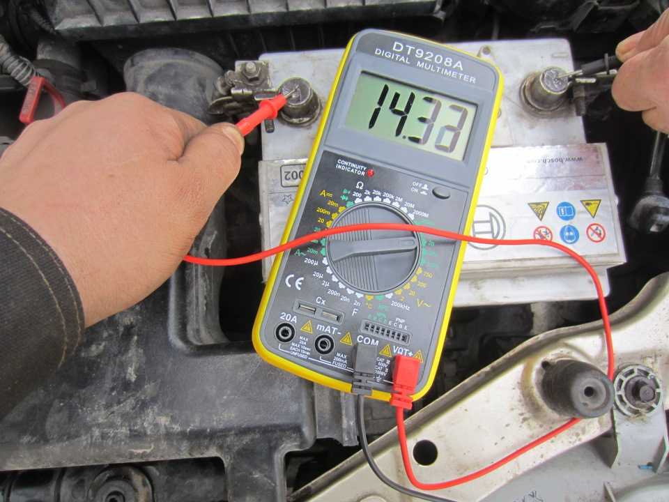 Аккумулятор автомобиля почему-то не заряжается от генератора: что делать?