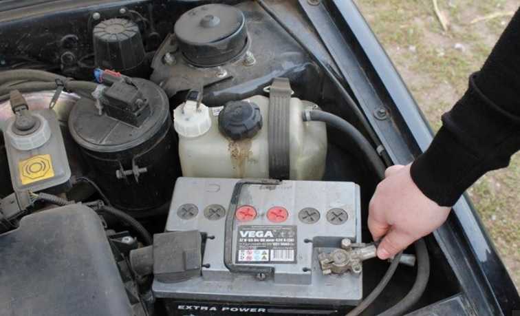 АКБ предназначен запускать ДВС равно как и обеспечивать питанием бортовые приборы при отключенном двигателе или генераторе