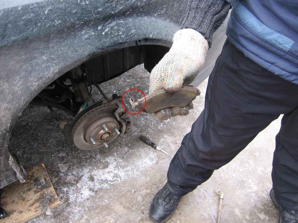 Машина не снимается с ручника: что делать, в чем причина, как избежать замерзания колодок