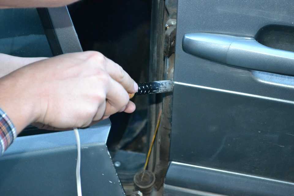 Что делать, если двери машины заперты, а ключ находится или в самом автомобиле, или в багажнике, а запасной далеко? Как открыть дверь авто, если замок заклинило?