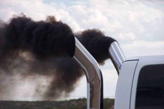 Белый, черный и сизый дым из выхлопной трубы дизельного и бензинового двигателей, причины, как устранить » автоноватор