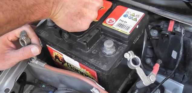 Как снять аккумулятор с машины с сигнализацией: как правильно отключить и изъять акб из автомобиля (описание и видео процесса)