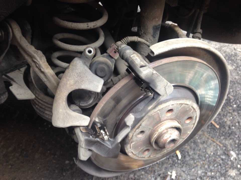 Разбитый подшипник ступицы грозит водителю потерей колеса. Как правило, оно становится ребром при повороте на небольшой скорости
