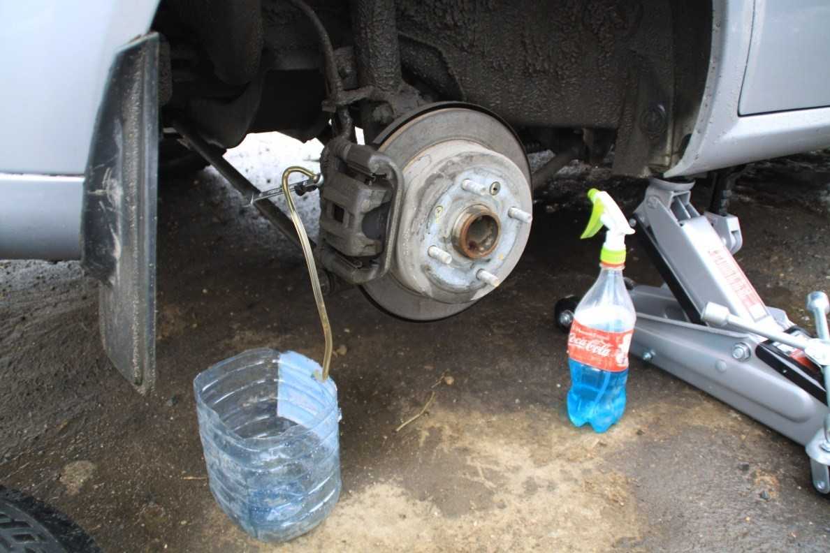 Инструкция по замене тормозной жидкости в автомобиле