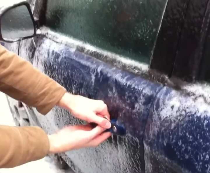 Как избежать примерзания уплотнителей автомобильных дверей зимой