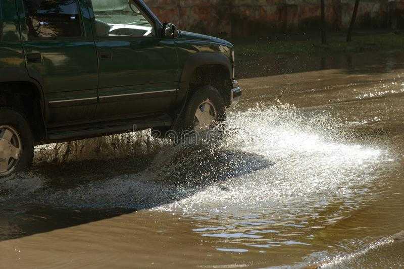 В салоне машины вода после дождя