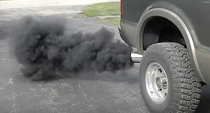 Белый, черный и сизый дым из выхлопной трубы дизельного и бензинового двигателей, причины, как устранить
