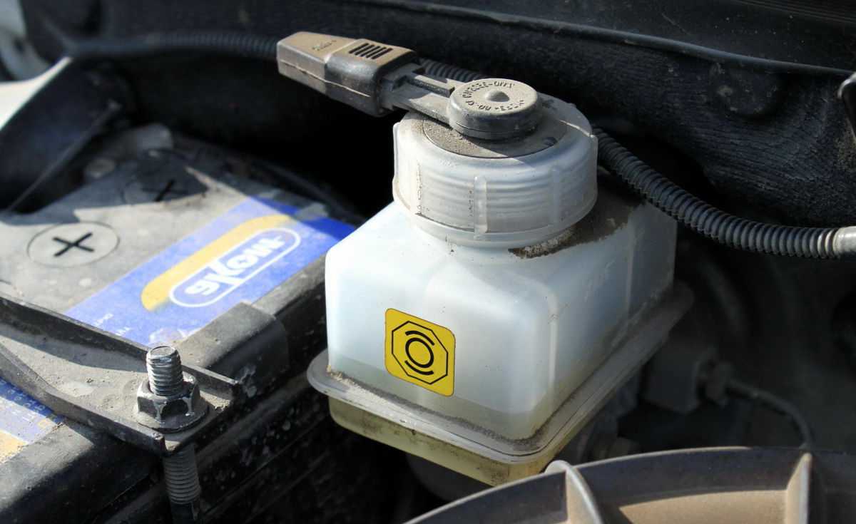 Как правильно заменить тормозную жидкость в автомобиле - все о лада гранта