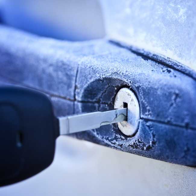 Как открыть замерзший замок двери автомобиля