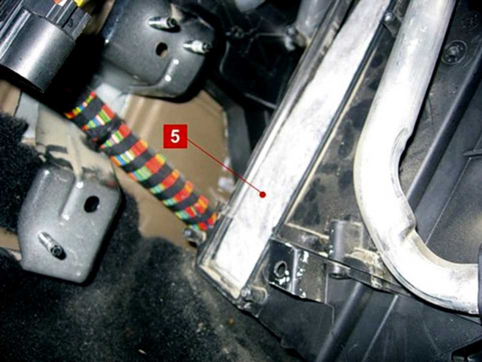 Причина по которой требуется замена фильтра салона Форд Фиеста 5 может быть сильное загрязнение фильтрующего элемента что в итоге ограничивает подачу воздуха снаружи автомобиля в