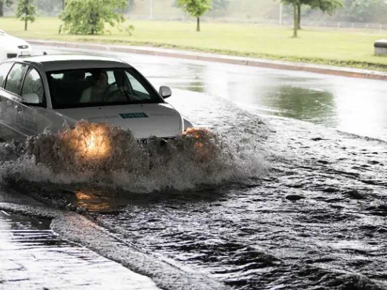 Особенности управления автомобилем в дождь