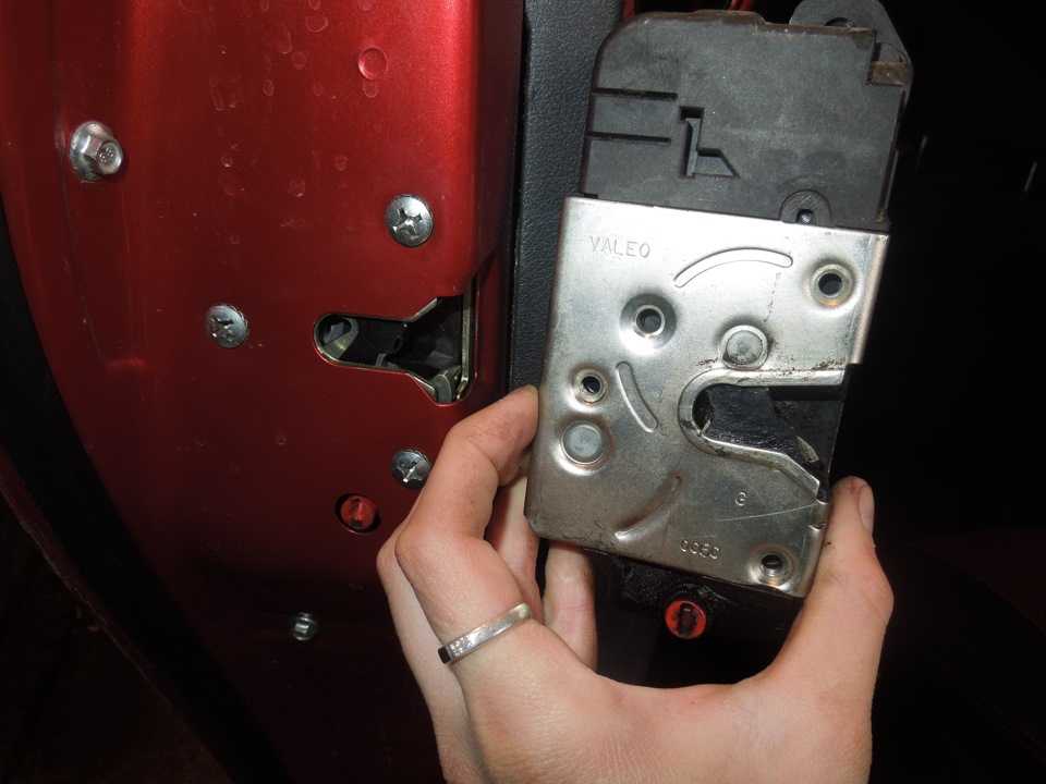 Что делать, если дверь машины захлопнулась, а ключи остались внутри