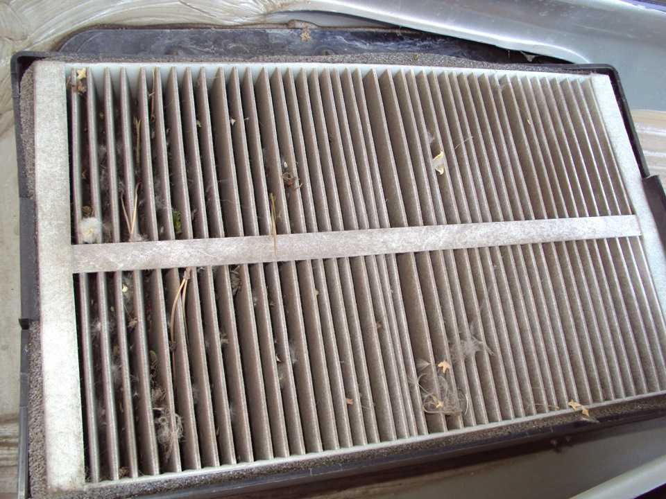 На данном автомобиле, установлен салонный фильтр, он предназначен для очистки воздуха в салоне автомобиля.