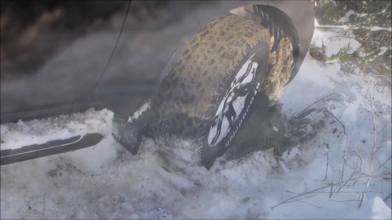 Вытащить из сугроба. Вытаскивание автомобиля из снега. Машина застряла в снегу. Приспособления для выезда из снега. Застрял в сугробе.