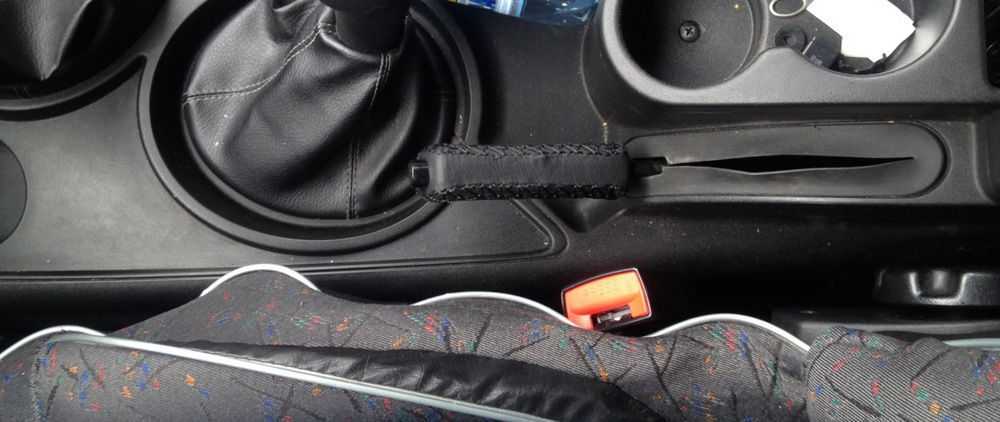 Chevrolet Niva | Замена тросов привода стояночного тормоза Замена тросов привода стояночного тормоза      Все рассматриваемые модели оборудованы подушкой безопасности Подушка постоянно находится в «настороженном»