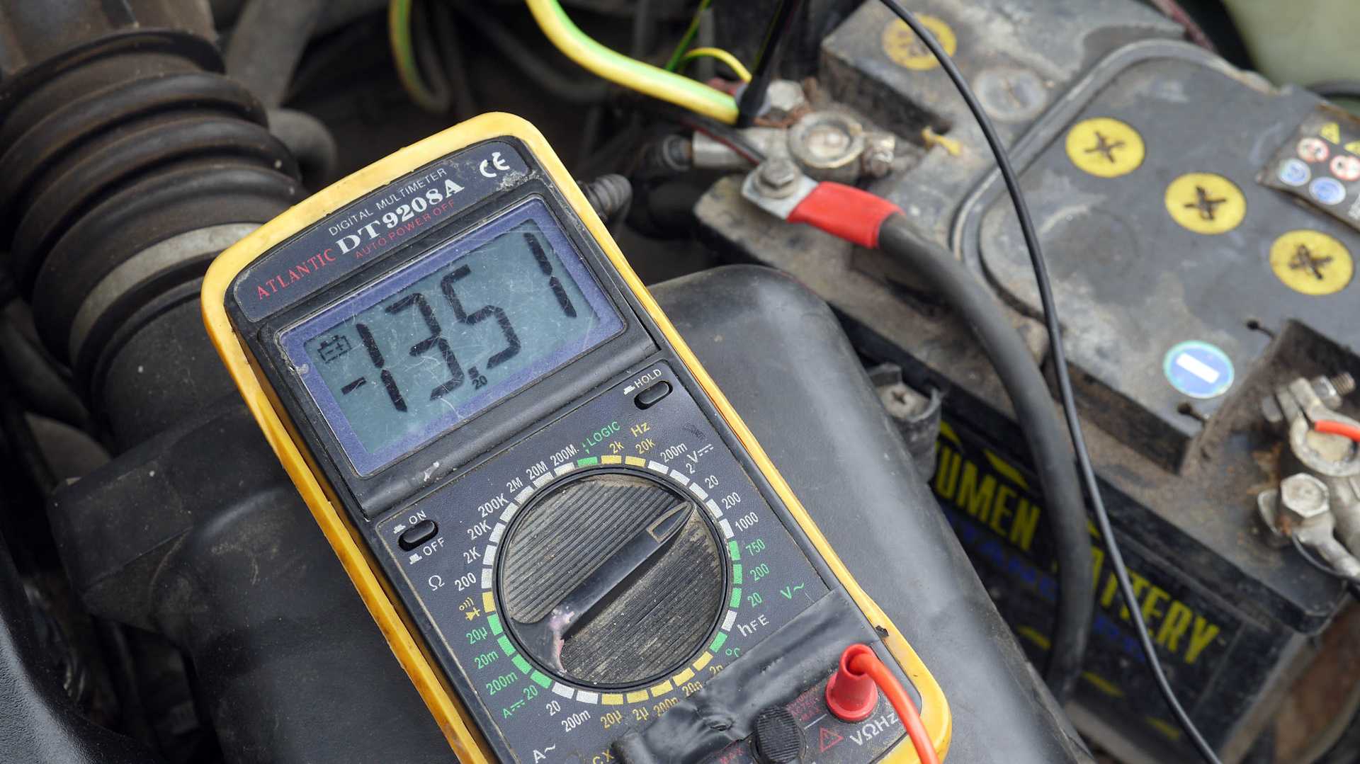 Ваз 2114: сколько должен выдавать генератор (вольт и ампер)?