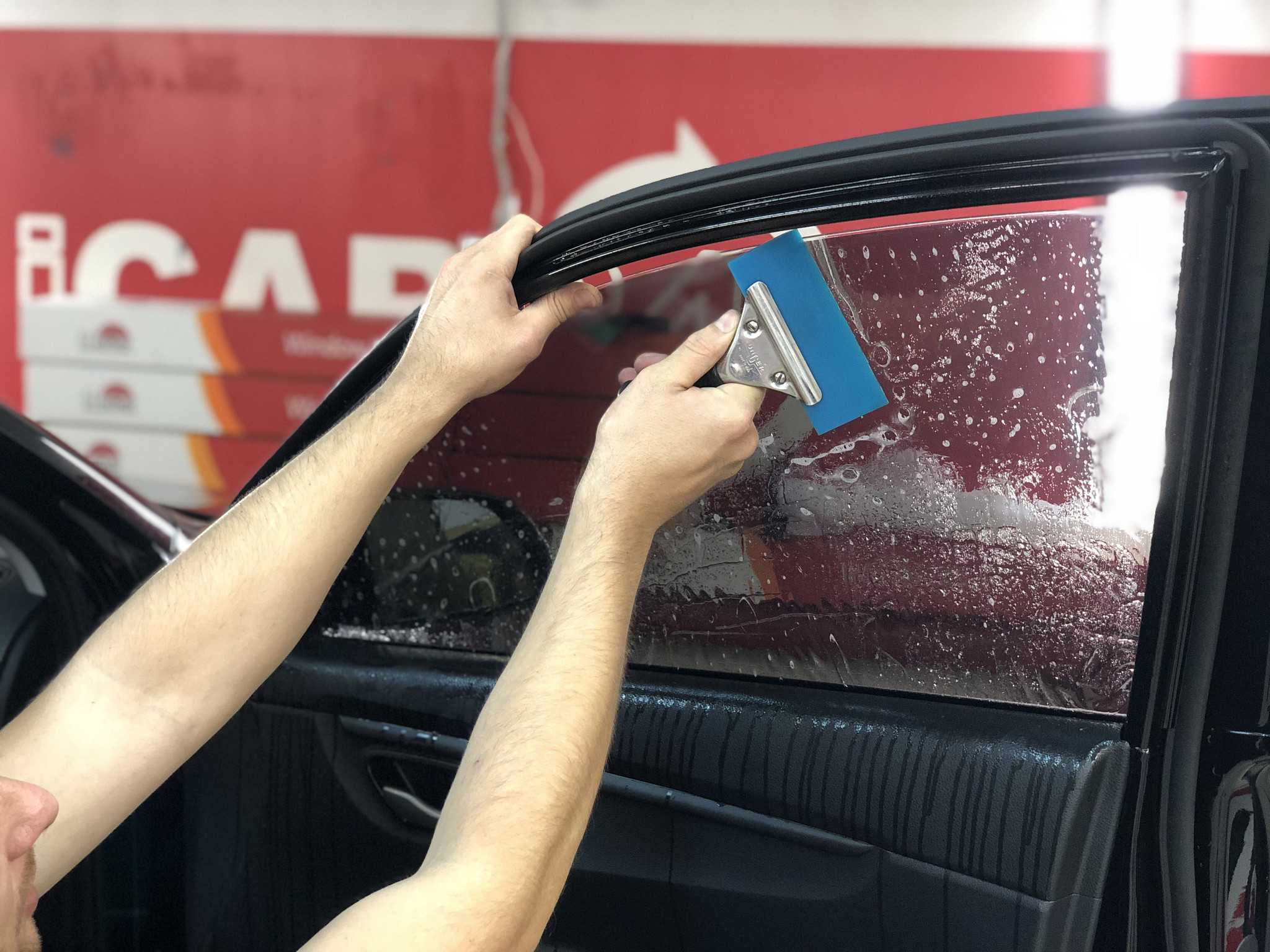 Как самостоятельно снять тонировку стекол автомобиля
