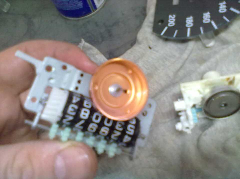 Замена тросика и привода спидометра ваз 2107, 2106 и 2108: не работает прибор, как его разобрать?